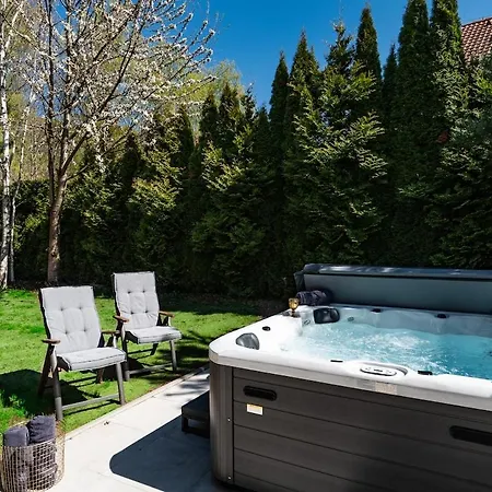 Serenity Garden Jacuzzi Retreat Prague Vila